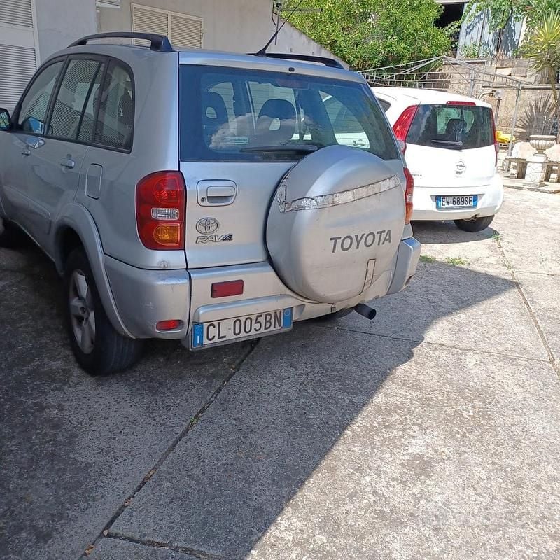 Usata Toyota RAV4 116 CV (85 kW) 2004 Grigio SUV