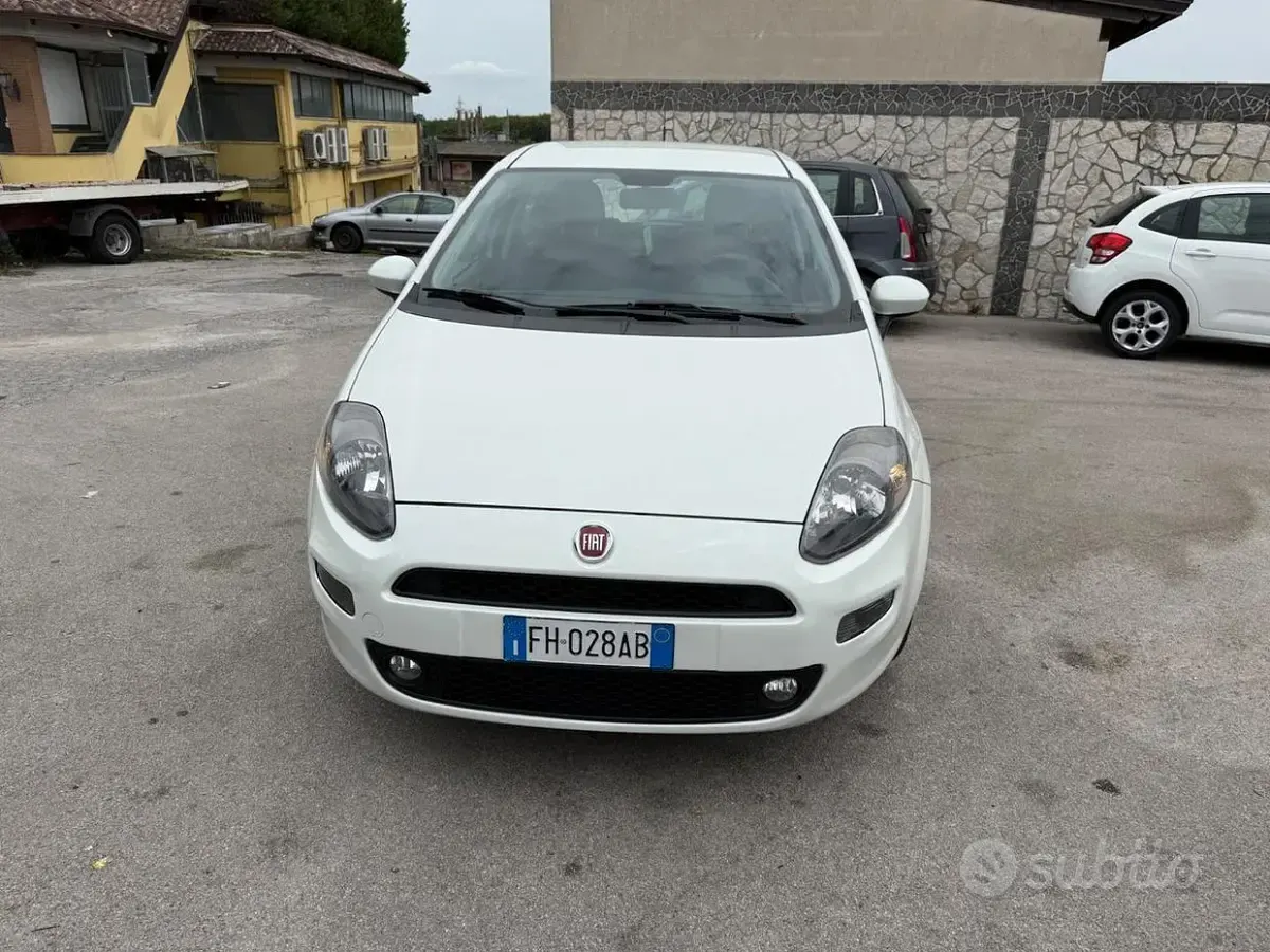 Usado Fiat Punto Lounge 95 CV (69 kW) 2016 Blanco Utilitario