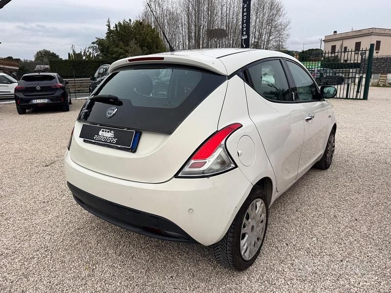 Usata Lancia Ypsilon Gold 69 CV (50 kW) 2012 Bianco Utilitaria