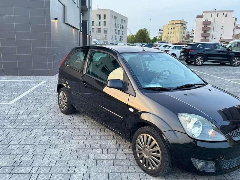 Usata Ford Fiesta Ghia 75 CV (55 kW) 2007 Utilitaria
