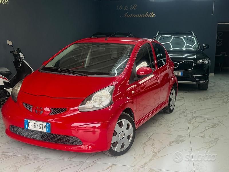 Rosso Usata 2007 Toyota Aygo Due volumi | 2499 € (Buon prezzo) - Immagine 1/4