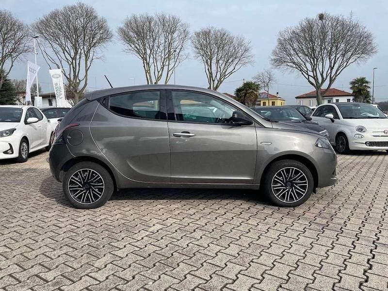 Usata Lancia Ypsilon S 69 CV (50 kW) 2024 Grigio scuro Utilitaria