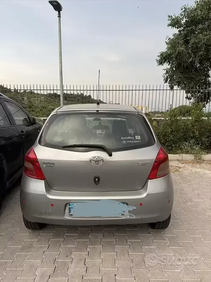 Usata Toyota Yaris 65 CV (47 kW) 2007 Grigio Utilitaria