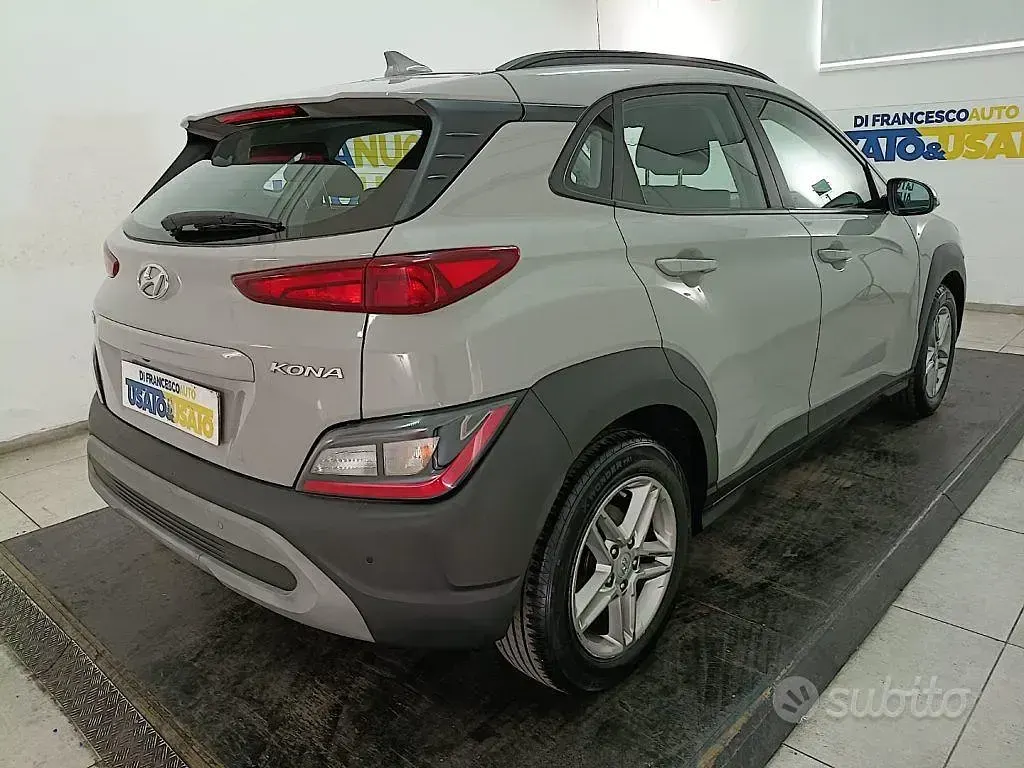 Usata Hyundai Kona 120 CV (88 kW) 2023 Grigio metallizzato SUV