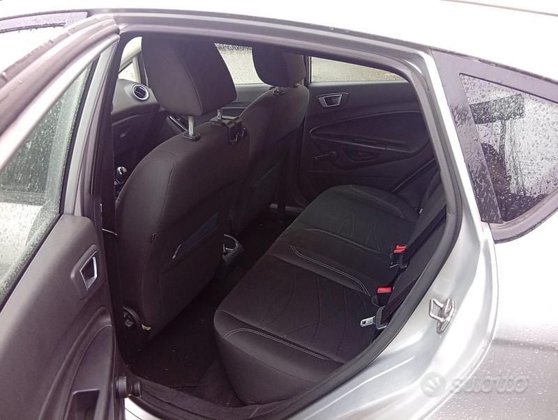 Usata Ford Fiesta 97 CV (71 kW) 2013 Grigio Berlina