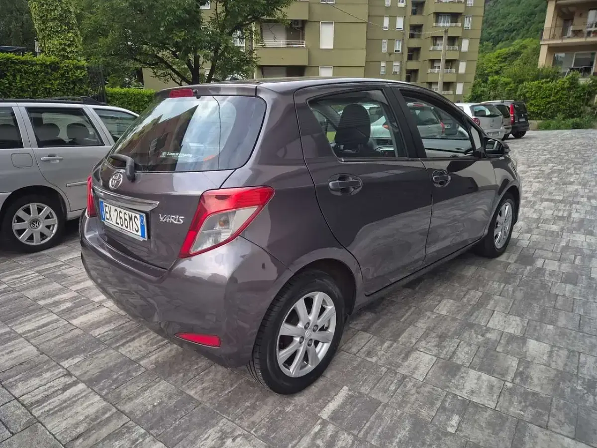 Usata Toyota Yaris Sol 101 CV (74 kW) 2011 Grigio Utilitaria