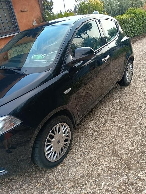 Nero Usata 2017 Lancia Ypsilon Due volumi | 7300 € (Buon prezzo) - Immagine 1/4