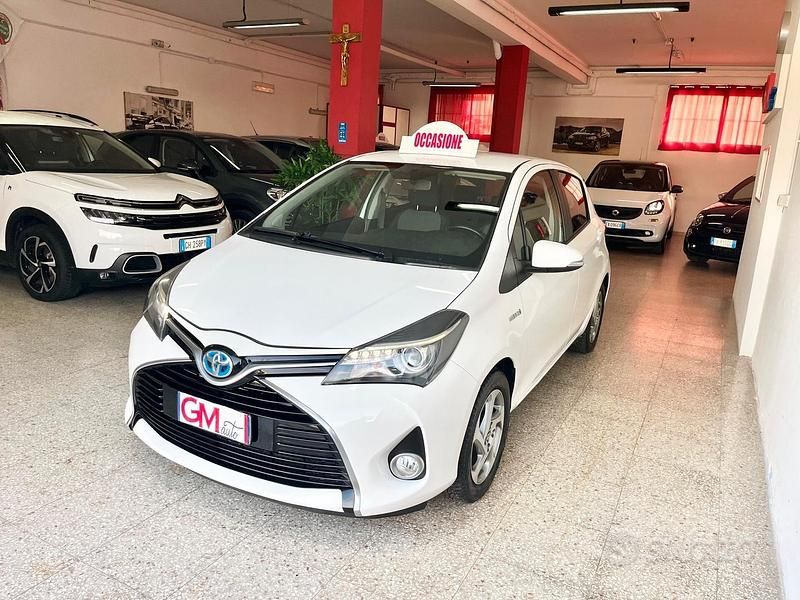 Usata Toyota Yaris Hybrid Style 73 CV (53 kW) 2015 Bianco Berlina