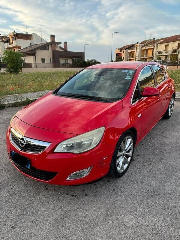 Usata Opel Astra 82 CV (60 kW) 2010 Rosso Berlina
