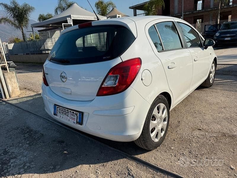 Usata Opel Corsa 85 CV (62 kW) 2012 Bianco Berlina