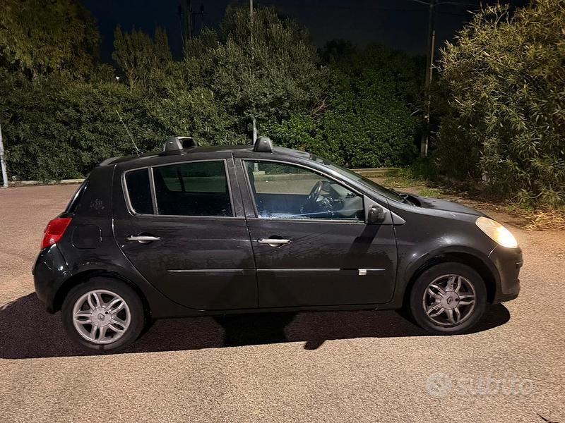 Nero Usata 2007 Renault Clio II Utilitaria | 1200 € (Buon prezzo) - Immagine 1/4