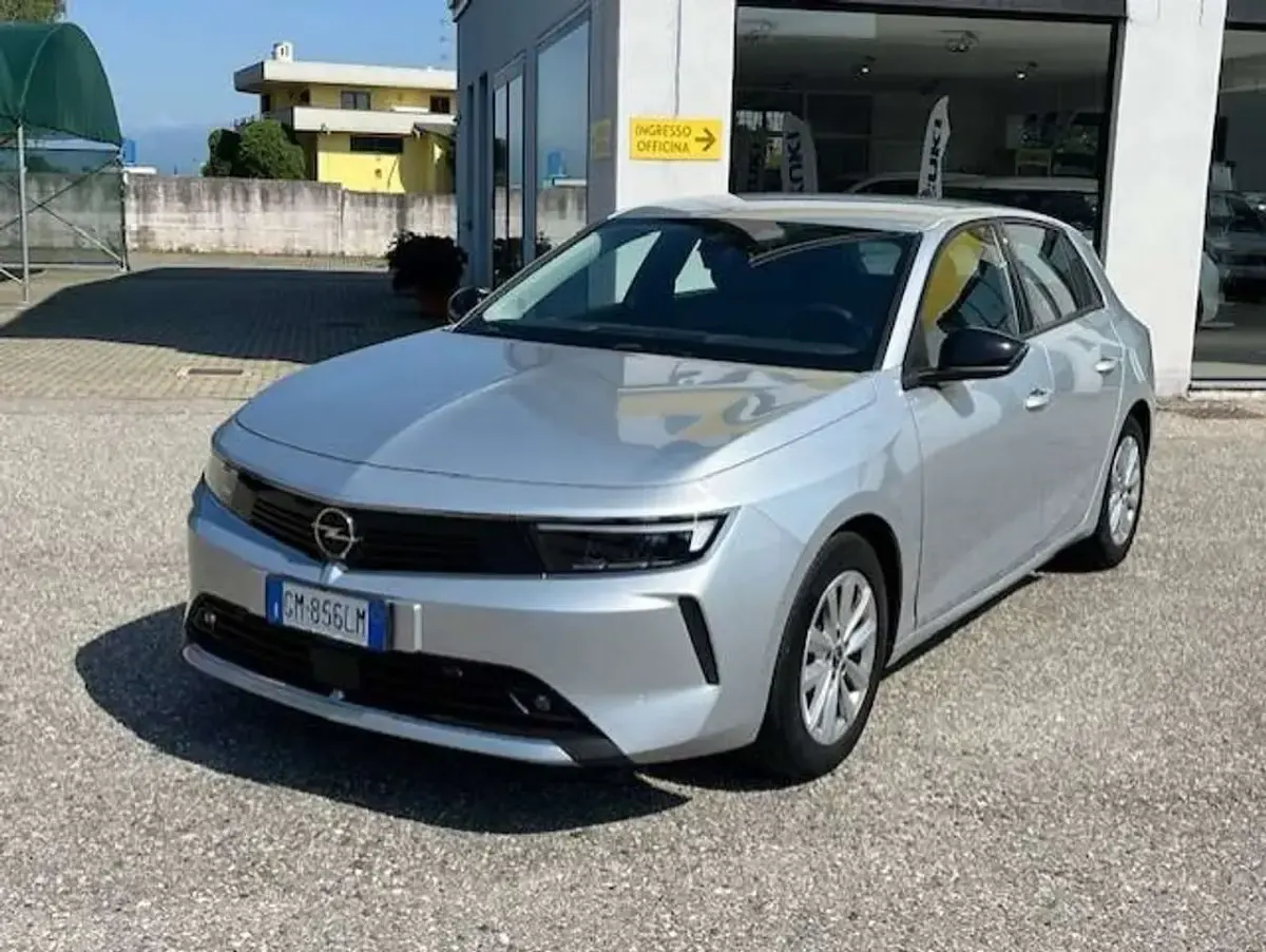 Usata Opel Astra Edition 110 CV (80 kW) 2023 Argento Utilitaria