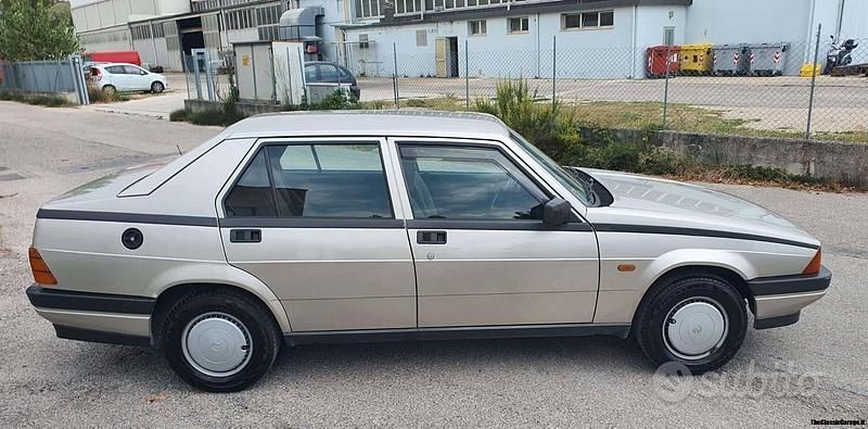 Usata Alfa Romeo 75 110 CV (80 kW) 1986 Grigio Berlina