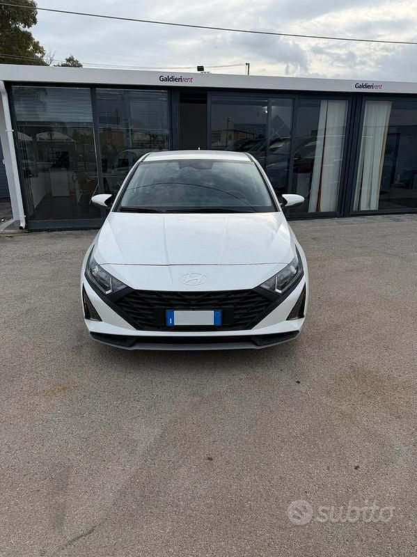 Bianco Nuova 2025 Hyundai i20 Tre volumi | 17.499 € (Buon prezzo) - Immagine 1/4