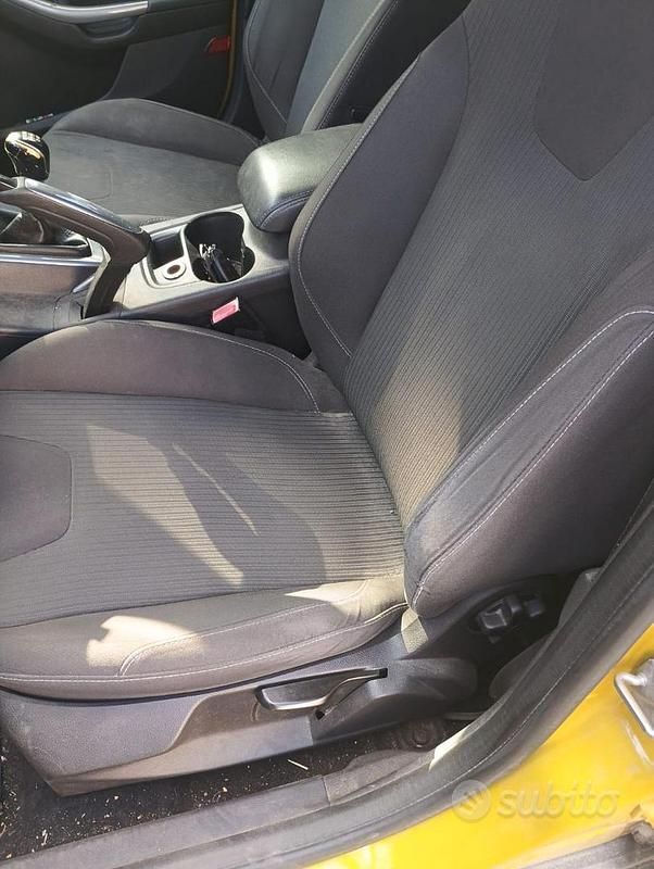 Usata Ford Focus 115 CV (84 kW) 2011 Giallo Berlina