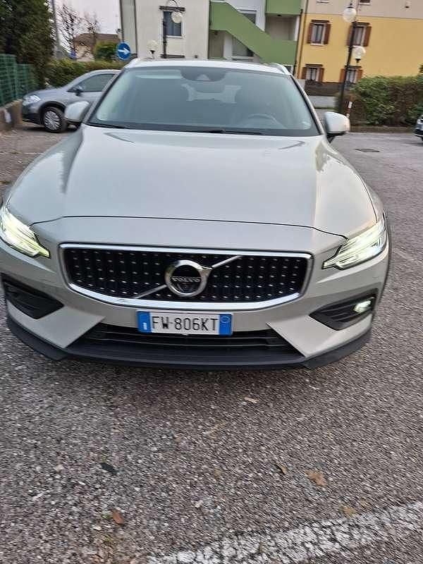 Usata Volvo V60 CC 190 CV (139 kW) 2019 Grigio Station wagon