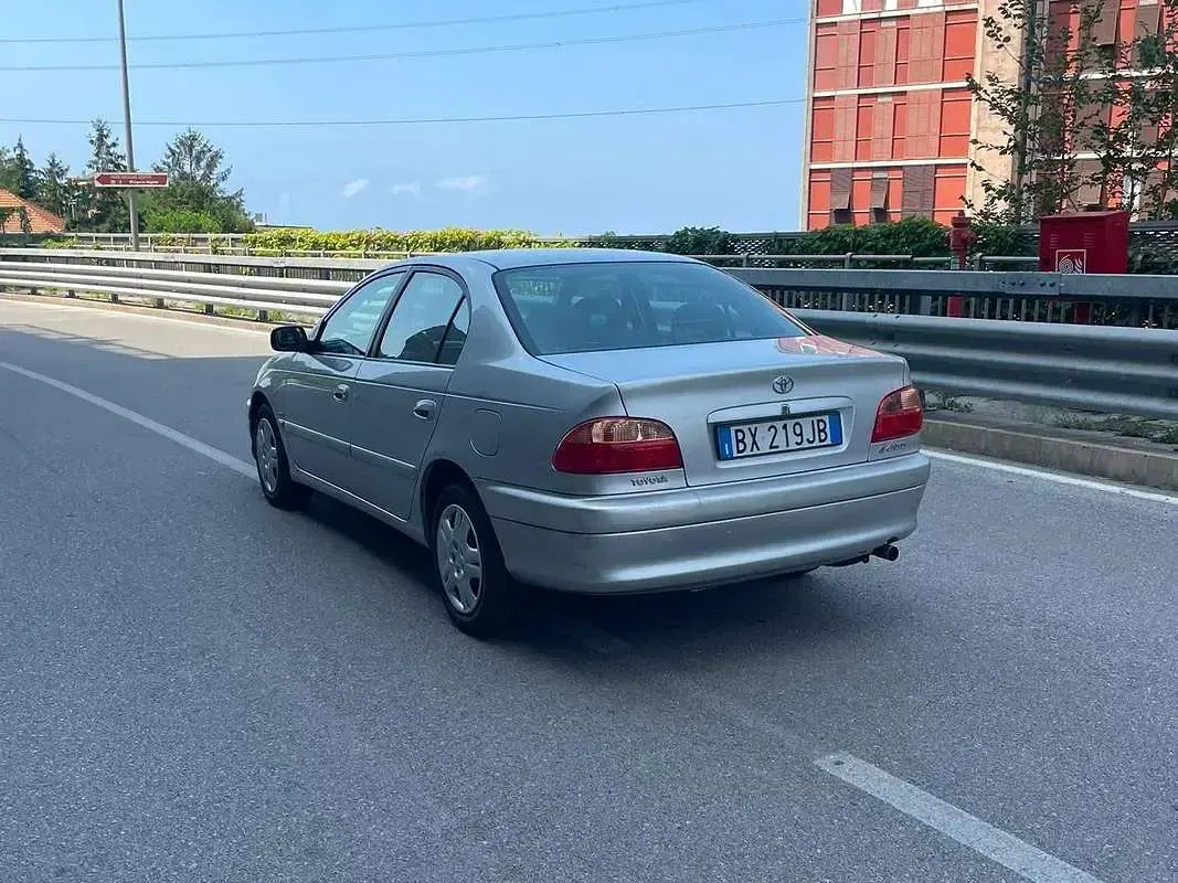 Usata Toyota Avensis 110 CV (80 kW) 2001 Berlina