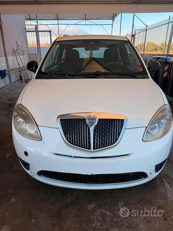 Usata Lancia Ypsilon 60 CV (44 kW) 2011 Bianco Utilitaria