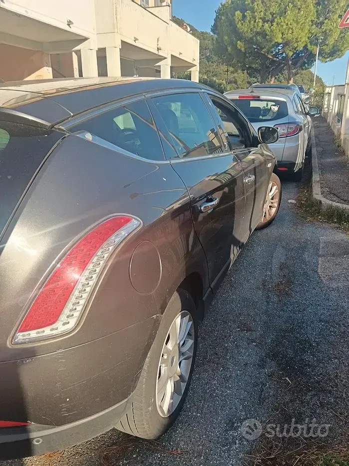 Usata Lancia Delta 120 CV (88 kW) 2011 Utilitaria