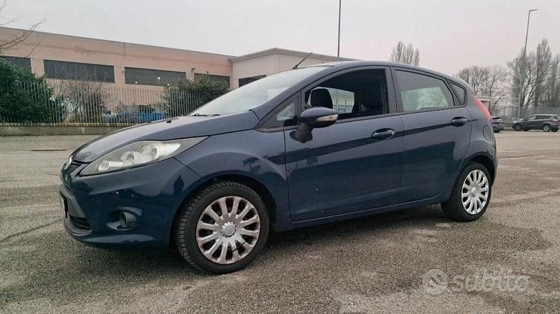 Usata Ford Fiesta Titanium 82 CV (60 kW) 2010 Blu Utilitaria