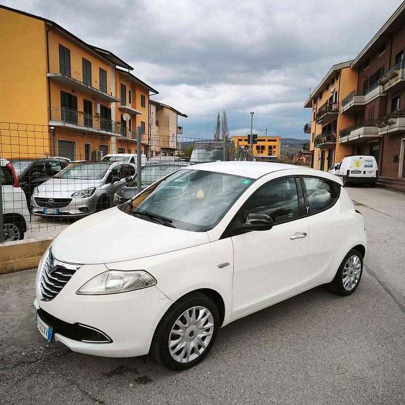 Usata Lancia Ypsilon Gold 95 CV (69 kW) 2012 Bianco Utilitaria