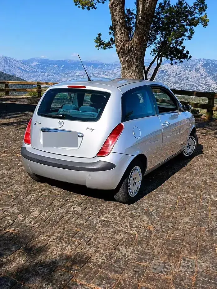 Usata Lancia Ypsilon 69 CV (50 kW) 2004 Grigio Utilitaria