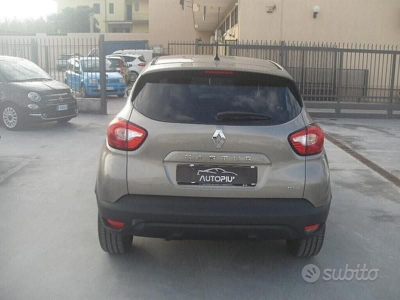Usata Renault Captur Zen 90 CV (66 kW) 2016 Grigio SUV