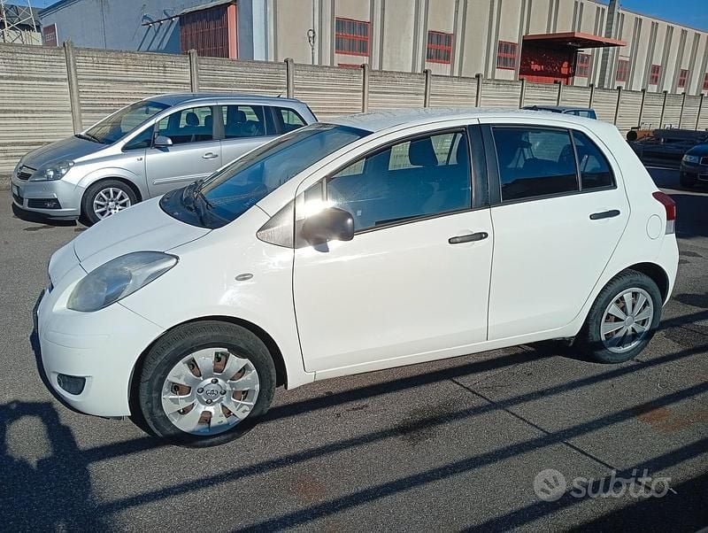 Usata Toyota Yaris 69 CV (50 kW) 2010 Bianco Utilitaria