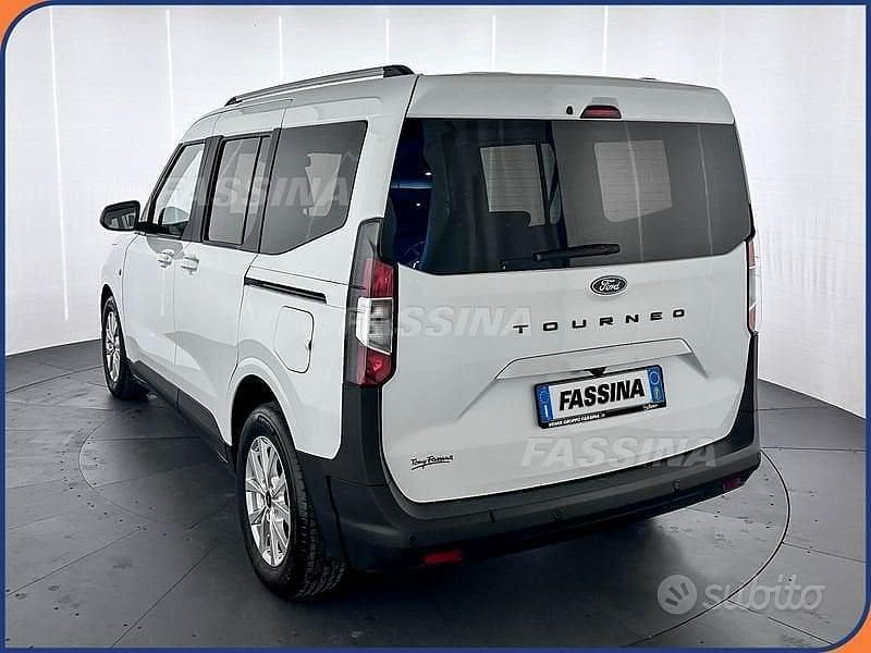 Usata Ford Tourneo Courier Titanium 124 CV (91 kW) 2025 Bianco Monovolume
