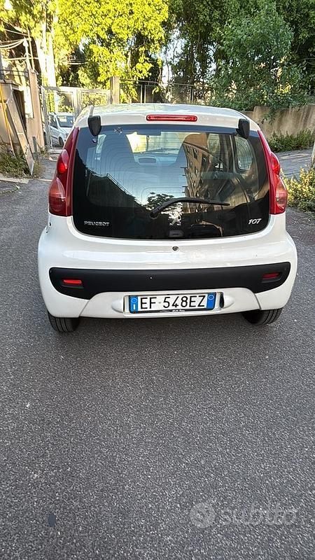 Usata Peugeot 107 73 CV (53 kW) 2011 Bianco Utilitaria