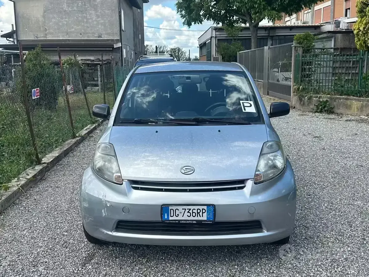 Usata Daihatsu Sirion 69 CV (50 kW) 2007 Grigio Utilitaria