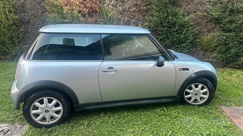 Begagnad Mini ONE 75 HK (55 kW) 2004 Grå Halvkombi