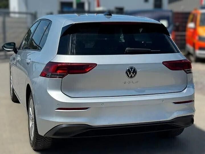 Usata VW Golf VIII Life 150 CV (110 kW) 2022 Argento Berlina