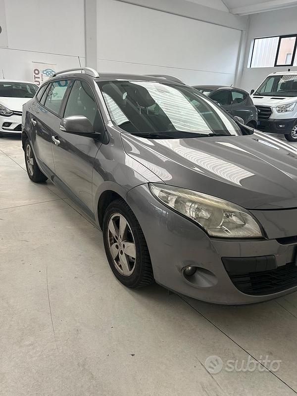 Usata Renault Laguna GrandTour 110 CV (80 kW) 2010 Grigio Station wagon