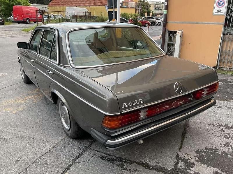 Käytetty Mercedes 240 73 HP (53 kW) 1980 Harmaa Sedan