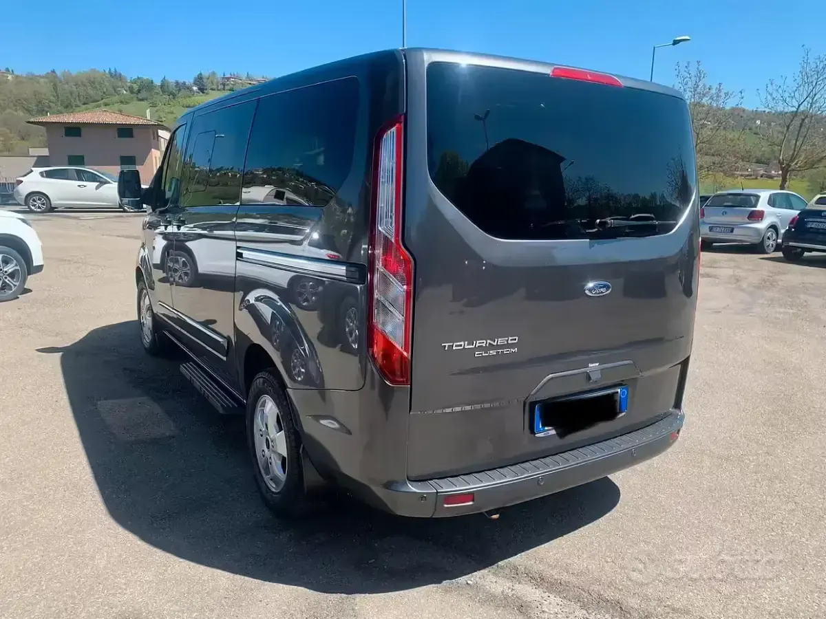 Usata Ford Tourneo Titanium 131 CV (96 kW) 2017 Grigio Monovolume