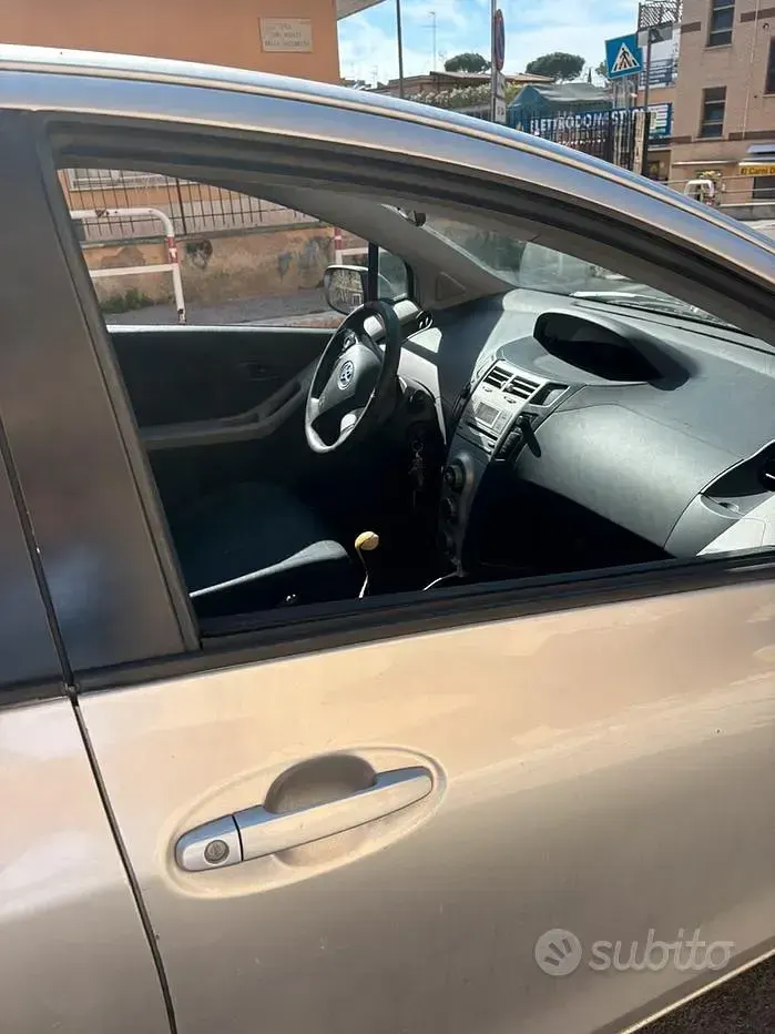 Usata Toyota Yaris 87 CV (63 kW) 2006 Grigio Utilitaria