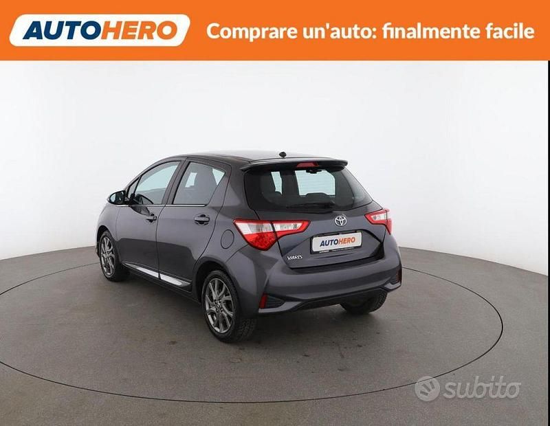 Usata Toyota Yaris Lounge 111 CV (81 kW) 2017 Grigio Berlina
