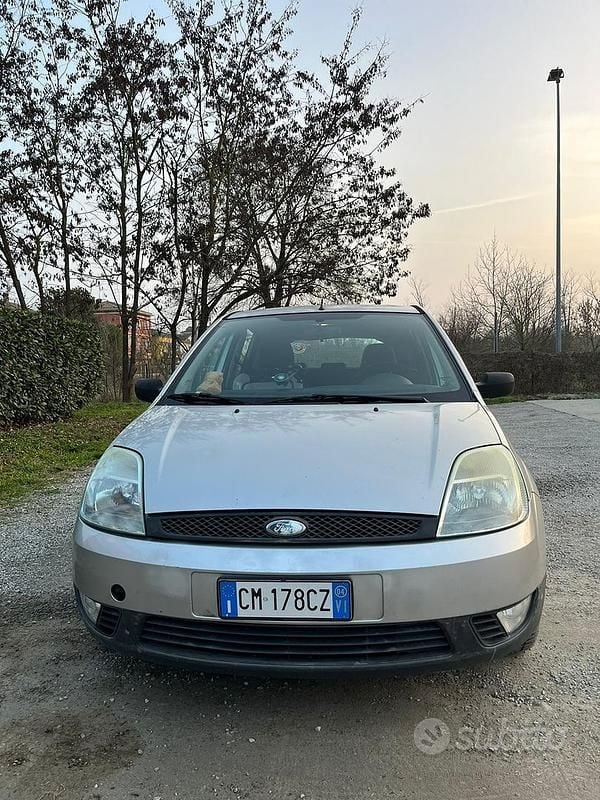 Usata Ford Fiesta 68 CV (50 kW) 2002 Grigio Utilitaria