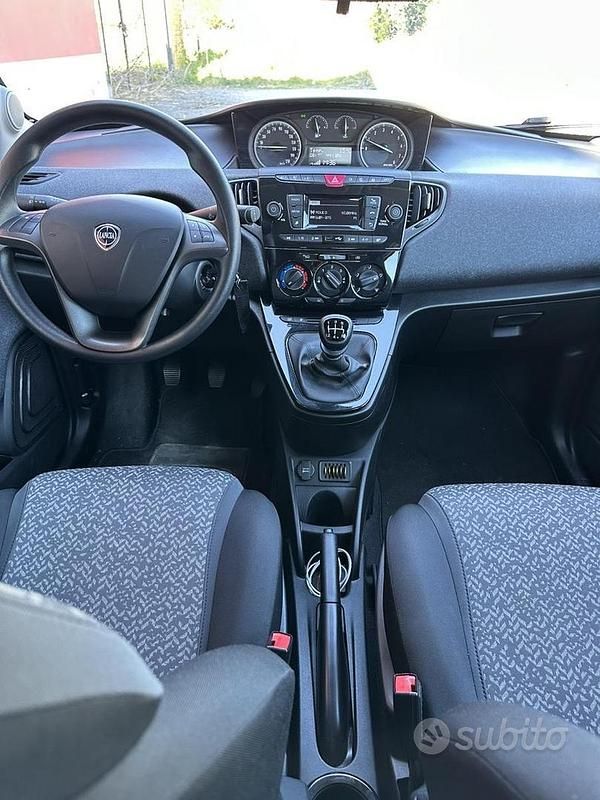 Usata Lancia Ypsilon Gold 80 CV (58 kW) 2022 Grigio Utilitaria