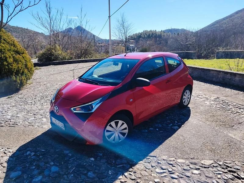 Usata Toyota Aygo 69 CV (50 kW) 2018 Rosso Utilitaria