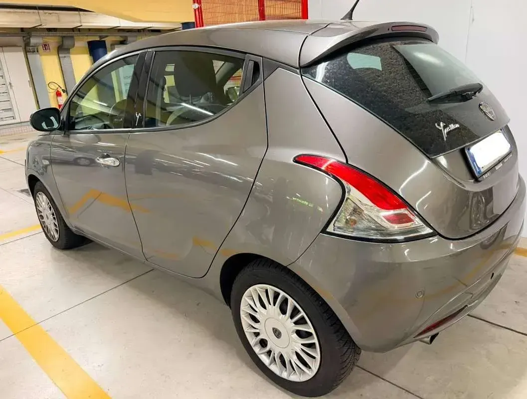 Usata Lancia Ypsilon Gold 69 CV (50 kW) 2017 Argento Utilitaria