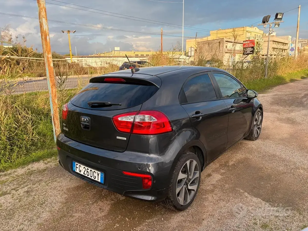 Usado Kia Rio 90 CV (66 kW) 2017 Gris Berlina