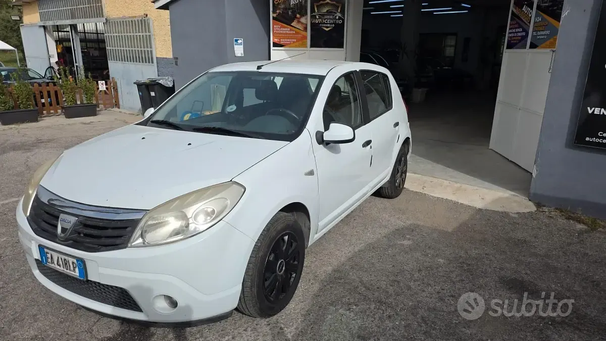 Usata Dacia Sandero Lauréate 75 CV (55 kW) 2010 Berlina