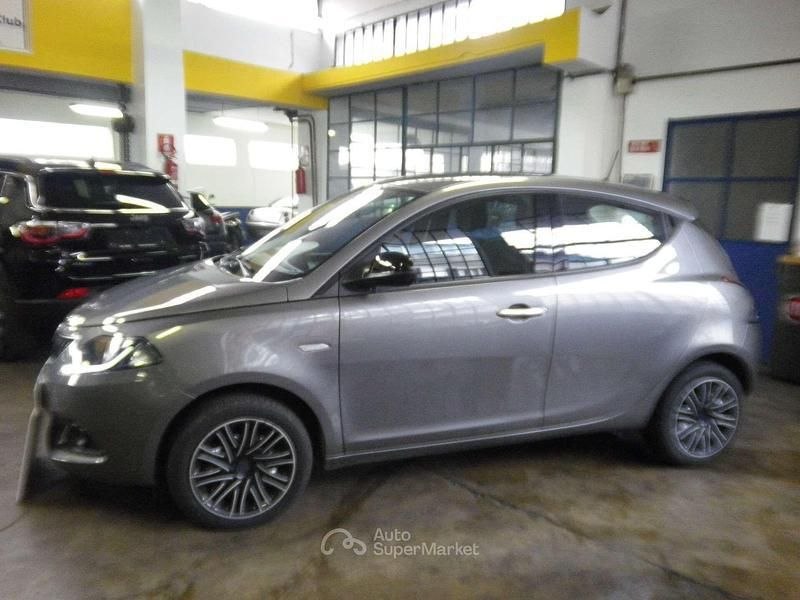 Usata Lancia Ypsilon Gold 69 CV (50 kW) 2022 Grigio Utilitaria