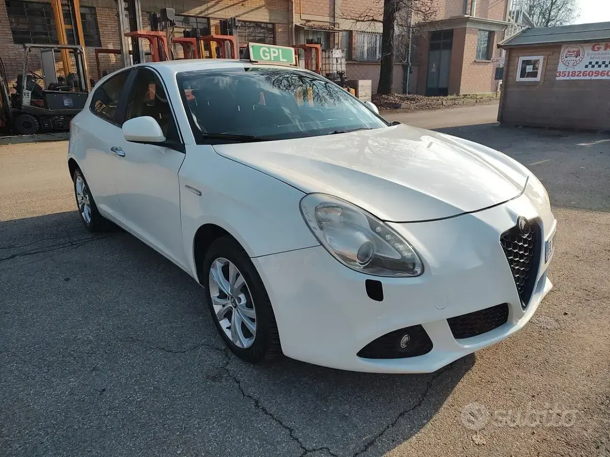 Usata Alfa Romeo Giulietta 120 CV (88 kW) 2012 Bianco Utilitaria