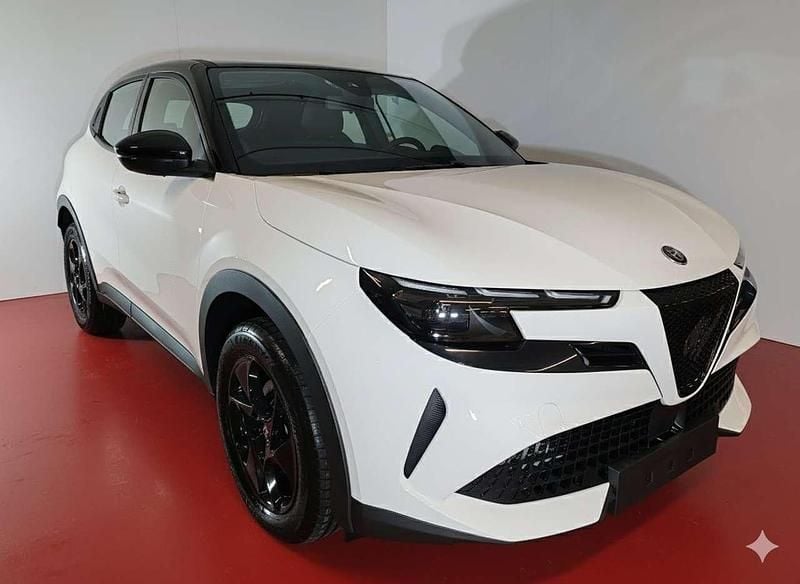 Nuova Alfa Romeo Junior 145 CV (106 kW) 2025 Bianco con tetto nero SUV