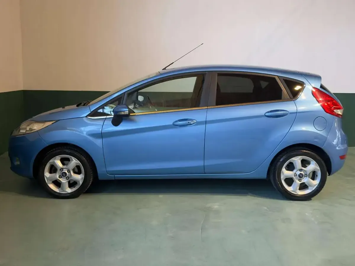 Usata Ford Fiesta Titanium 82 CV (60 kW) 2010 Azzurro Berlina