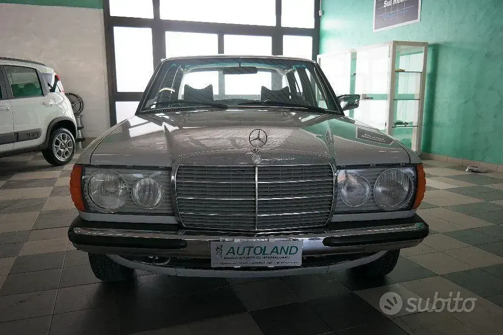 Usata Mercedes 200 94 CV (69 kW) 1970 Grigio Berlina