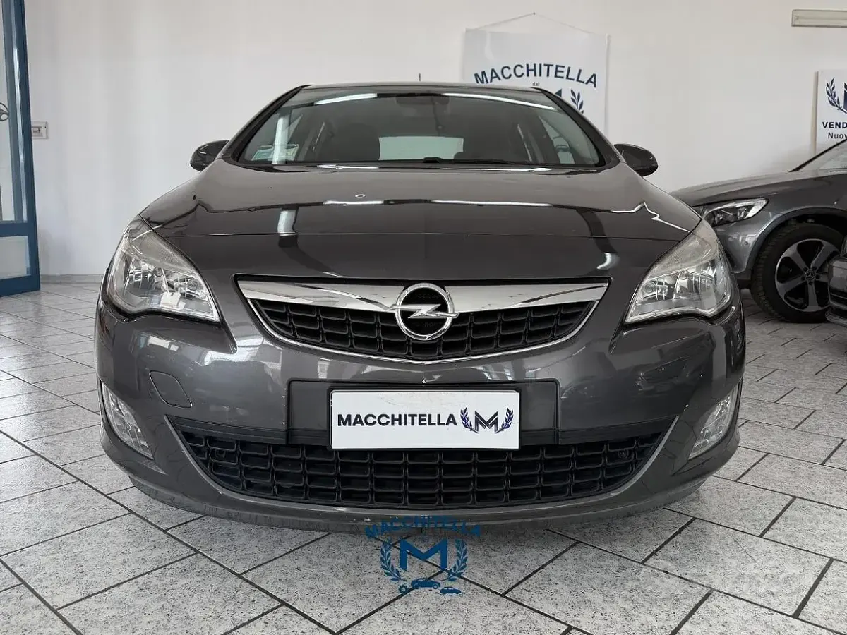 Usata Opel Astra Cosmo 140 CV (102 kW) 2011 Grigio Berlina